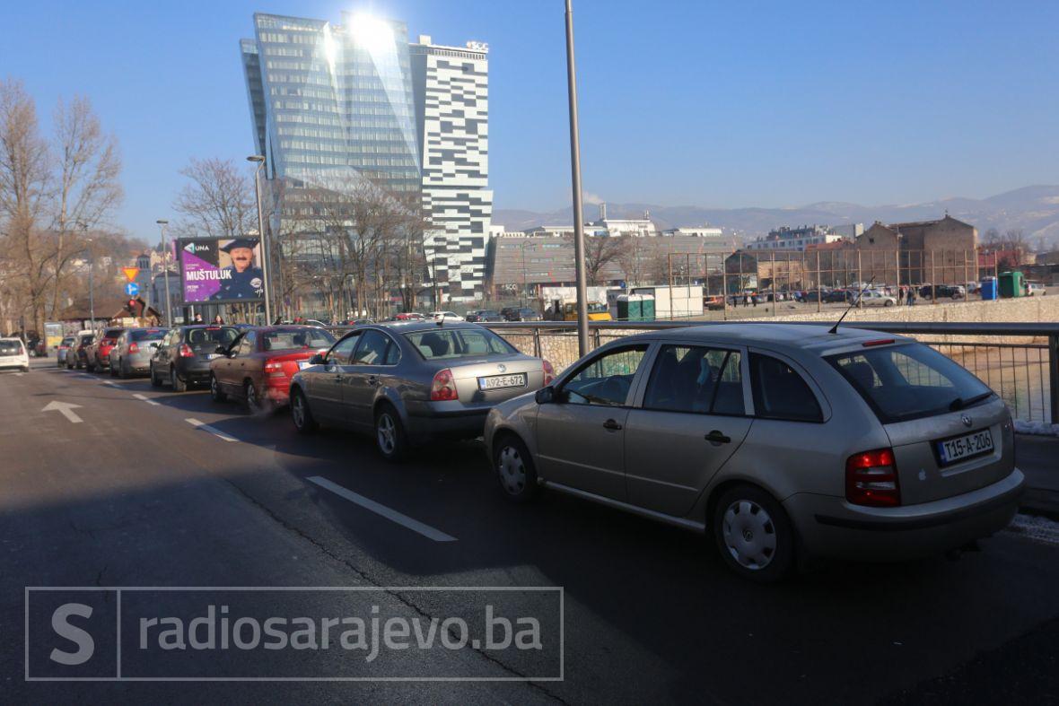 Foto: Dž.K./Radiosarajevo/Gužve na drive-in testiranju